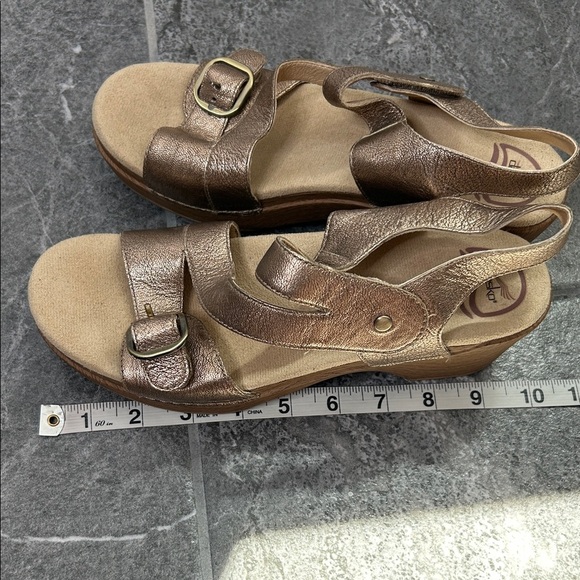 Dansko Gold Sheri Wedge Heel Sandals Size 39 Leather Upper Comfort Sandal 8.5/9 - Picture 11 of 16